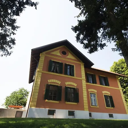 Villa Mestni Hill مزرعة للإقامة